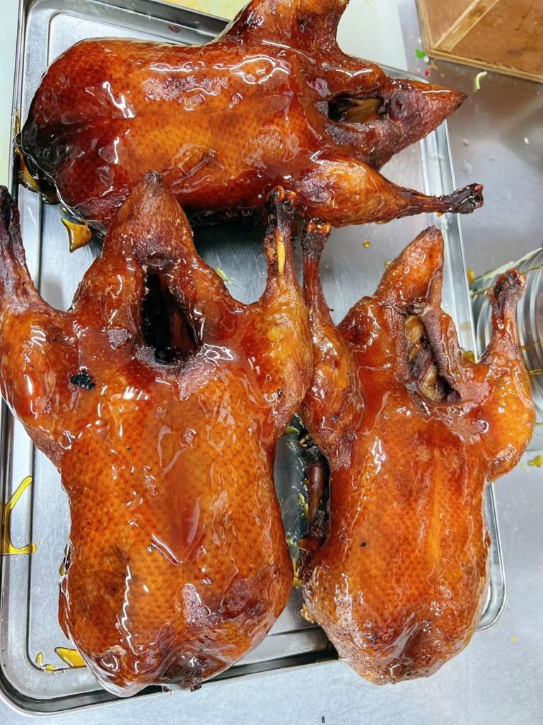 四川楽山の名物「甜皮鸭」（四川風あま皮鴨ロースト）